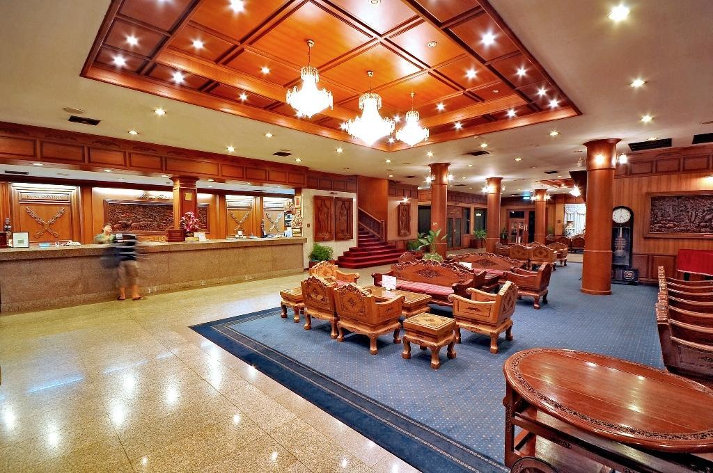 Maeyom Palace Hotel Phrae Esterno foto